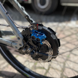 Halterung für Supernova E3 Rücklicht auf dem Bremssattel aus V4A links